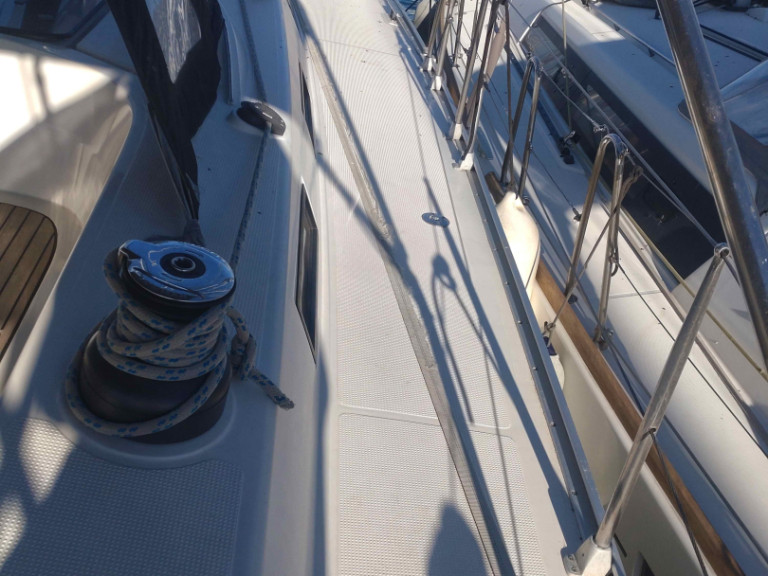 Rent a Bavaria Bavaria Cruiser 56 (6 cab.) Alimos