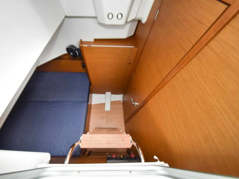Jeanneau Sun Loft 47 (7 cab.) charter bareboat or captained in  Bormes-les-Mimosas