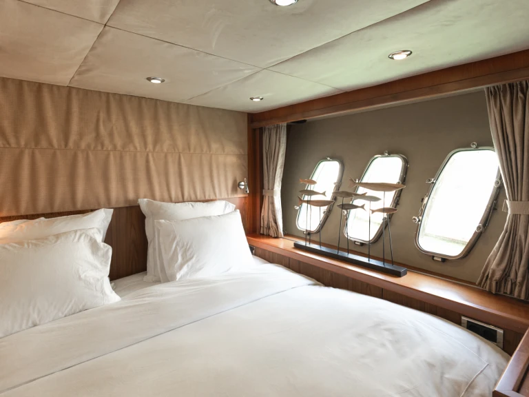 Luxury Yacht rental with or without captain Sunseeker Ao Po