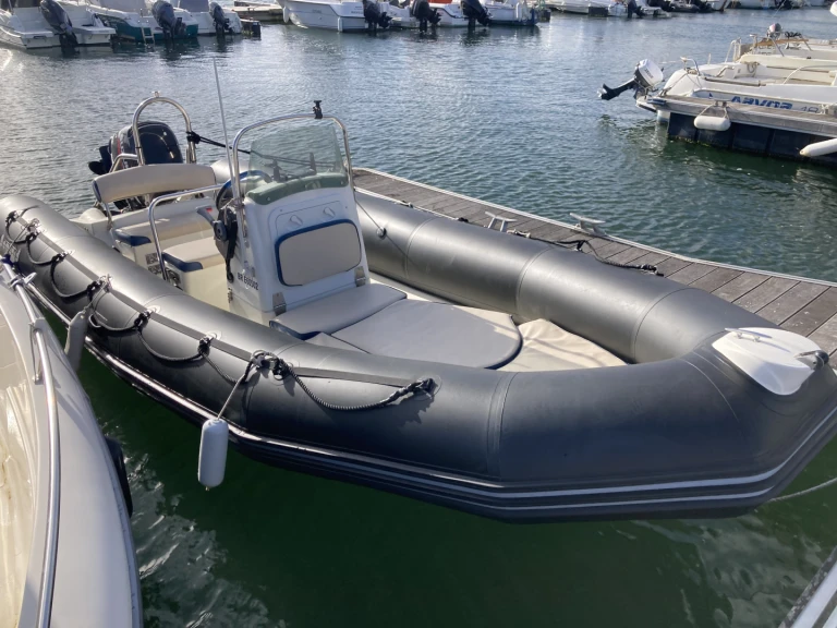 Boat rental Bombard Explorer 640 SB in Larmor-Plage on Samboat