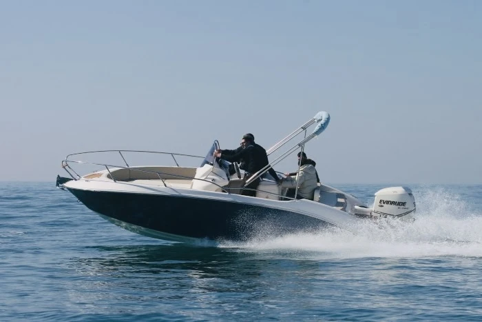 Yacht charter Porto di Salerno cheap Bermuda 690