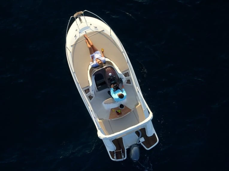 Motorboat rental in Porto di Salerno - Romar Bermuda 690