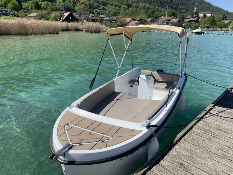 Bareboat Rental Motorboat Valory with a boat licence