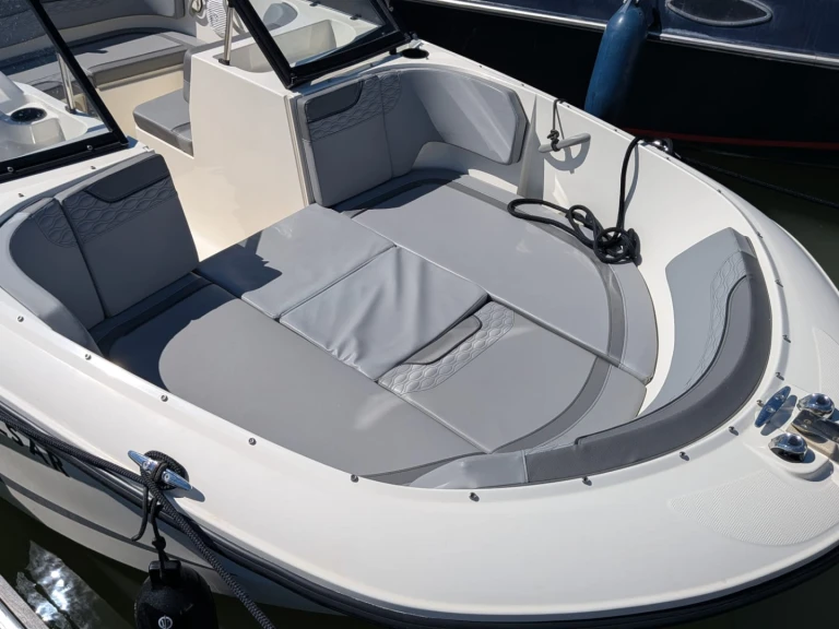 Bareboat Rental Motorboat Bayliner with a boat licence