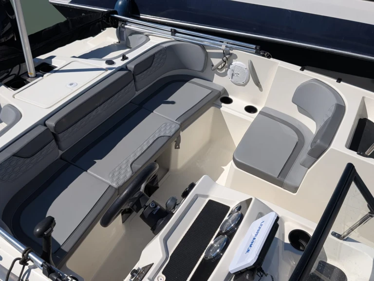 Motorboat rental with or without captain Bayliner La Rochelle