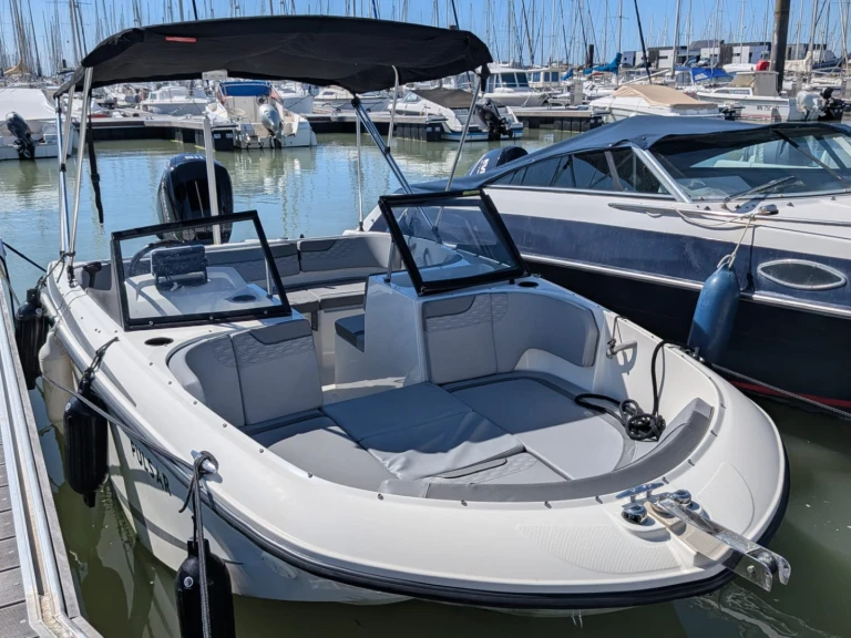 Motorboat for rent La Rochelle at the best price