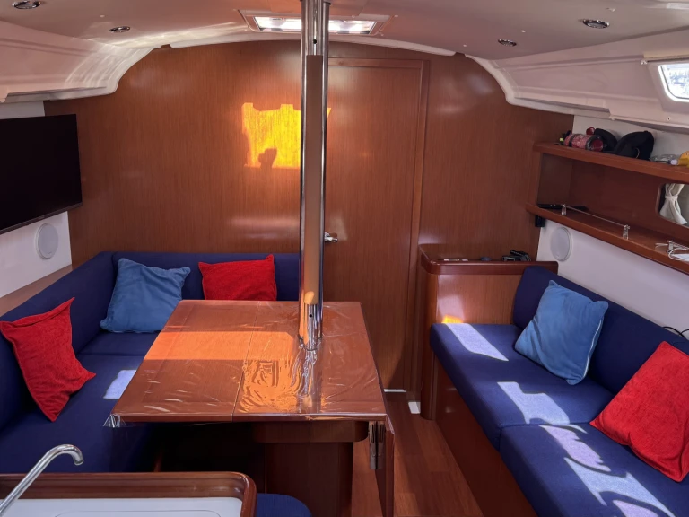 Sailboat for rent Les Sables-d'Olonne at the best price