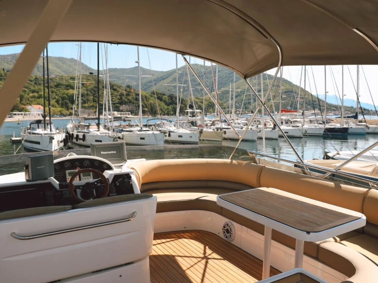 Bareboat Rental Motorboat Princess with a boat licence