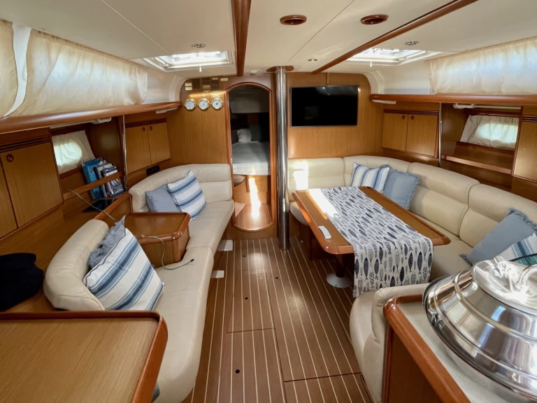 Jeanneau Sun Odyssey 40.3 in Lisbon on SamBoat