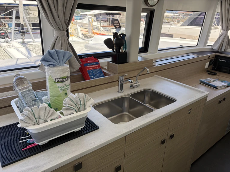 Yacht charter Road Town cheap Lagoon 43 (Owners Version)