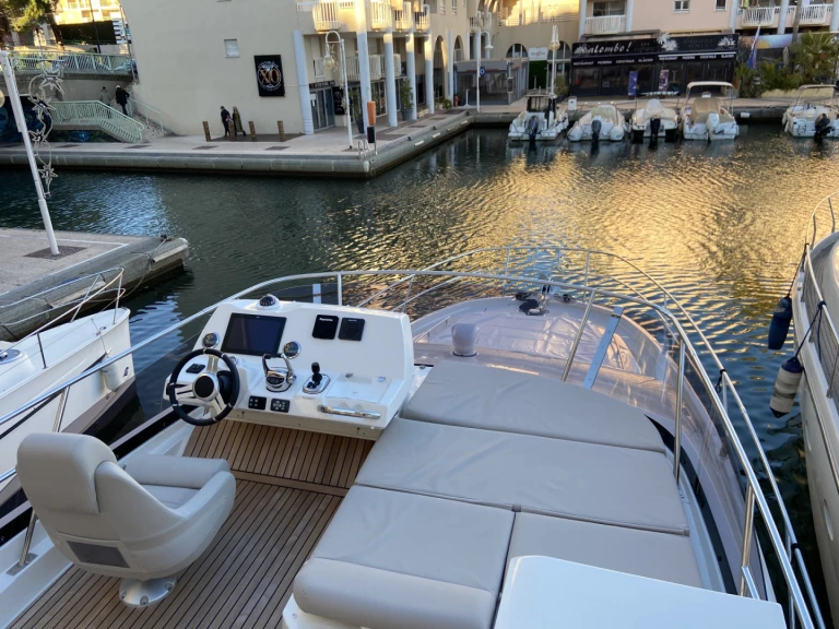Boat rental Prestige Yachts 420 FLY in Saint-Raphaël on Samboat