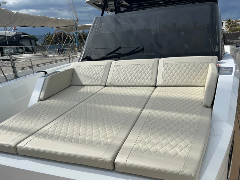 Luxury Yacht rental with or without captain De Antonio Antibes