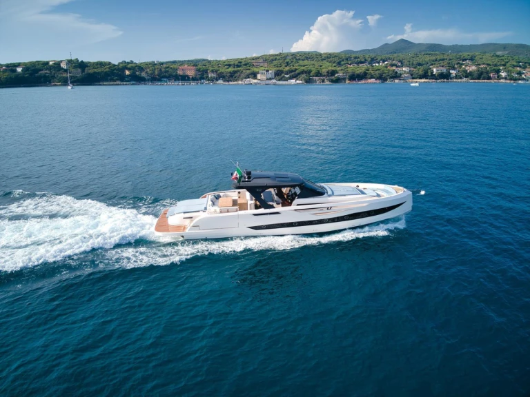 Cayman Yachts 540 WA in Naples on SamBoat
