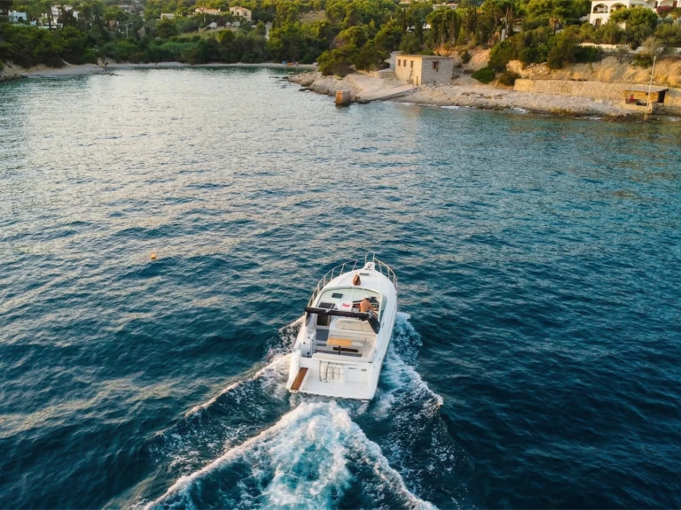 Rent a Carver 400 Express Porto Cheli