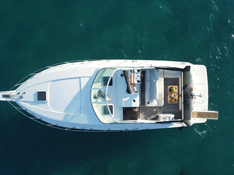Boat rental Carver 400 Express in Porto Cheli on Samboat