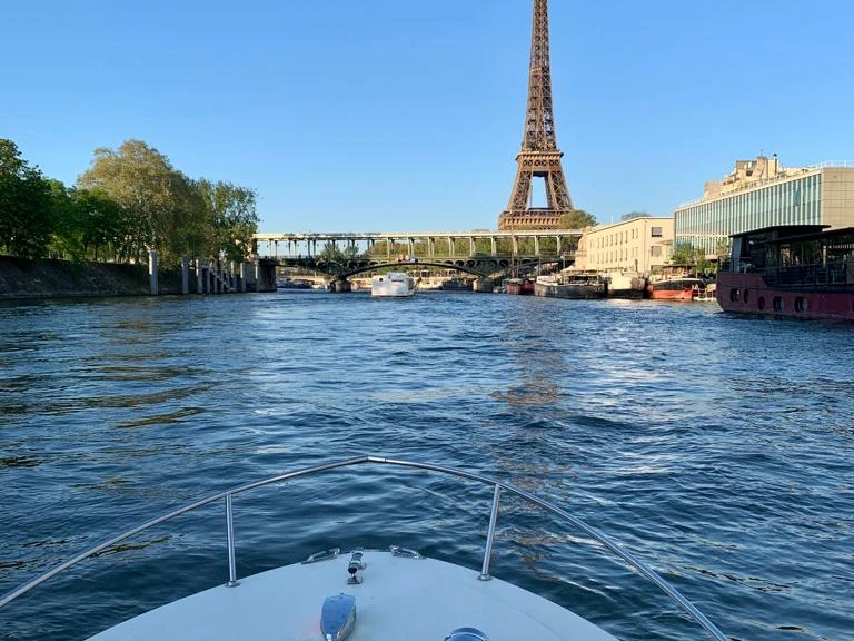 Motorboat for rent Paris at the best price