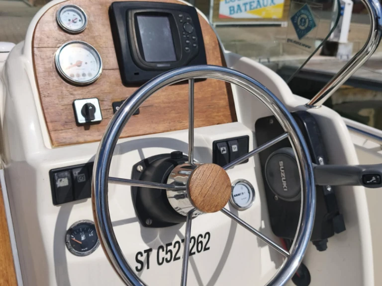 Bareboat Rental Motorboat Jeanneau with a boat licence