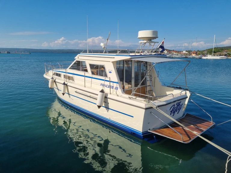 Bareboat Rental Motorboat Princess with a boat licence
