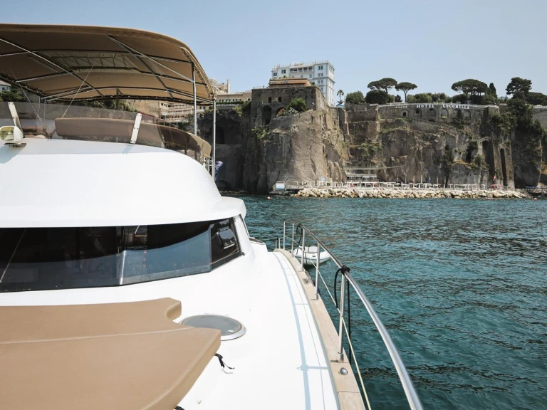 Rent a Fountaine Pajot Cumberland 47 LC Marina di Stabia
