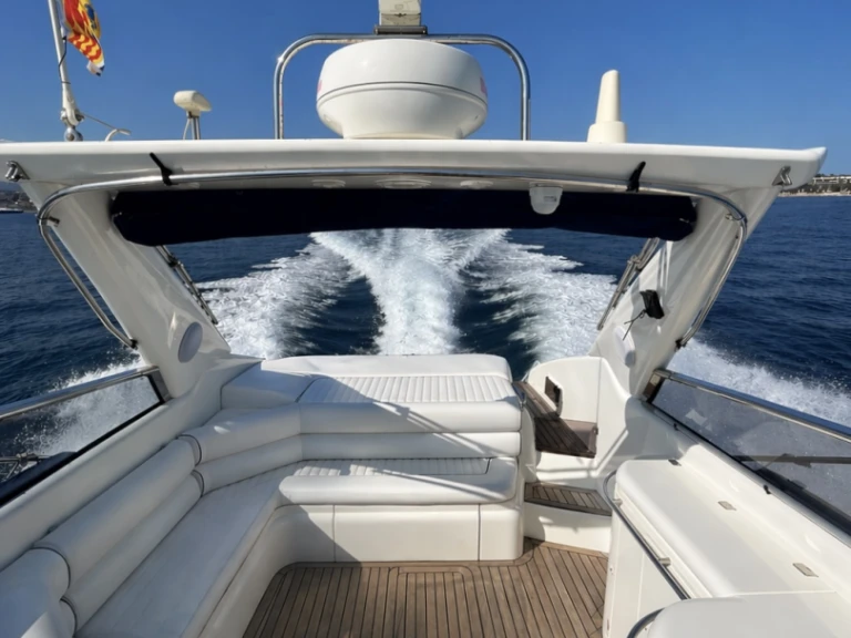 Bareboat Rental Motorboat Sunseeker with a boat licence