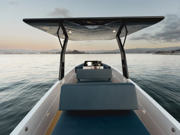 Motorboat rental with or without captain Lasai Lac Léman