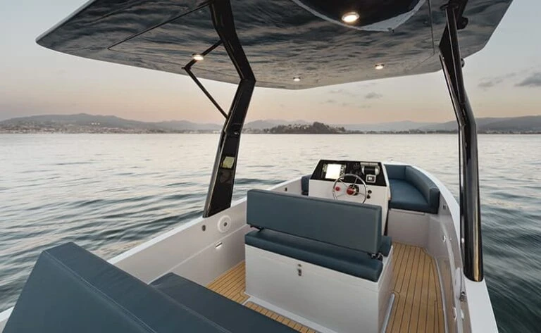 Bareboat Rental Motorboat Lasai with a boat licence