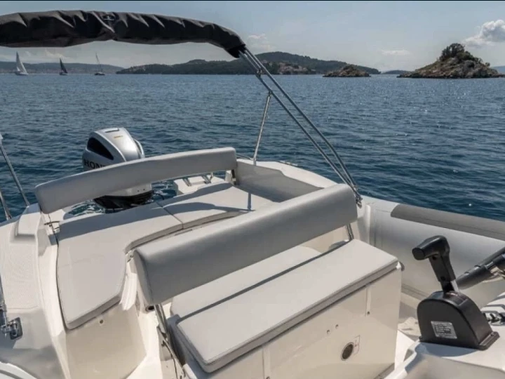 Boat rental Wellcraft Martinique 2600 in Fréjus on Samboat