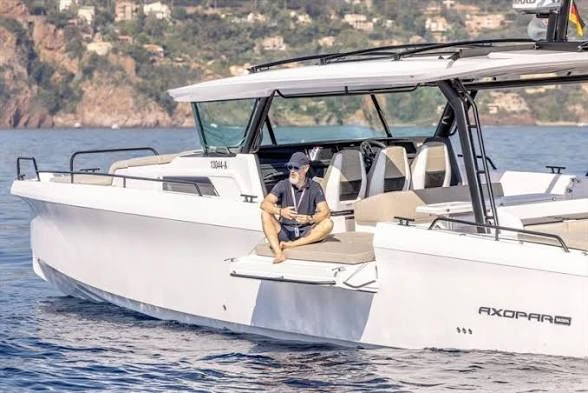 Bareboat Rental Motorboat Axopar with a boat licence