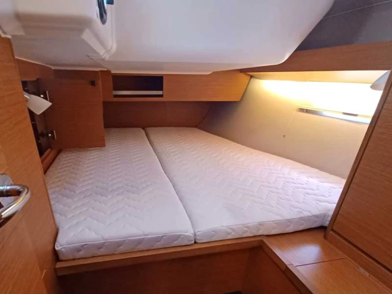 Sailboat for rent Rodi Garganico at the best price