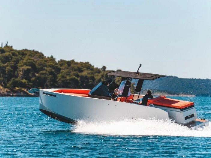 Bareboat Rental Motorboat De Antonio with a boat licence