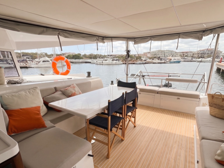 Nautitech Nautitech 46 Fly in Alimos on SamBoat