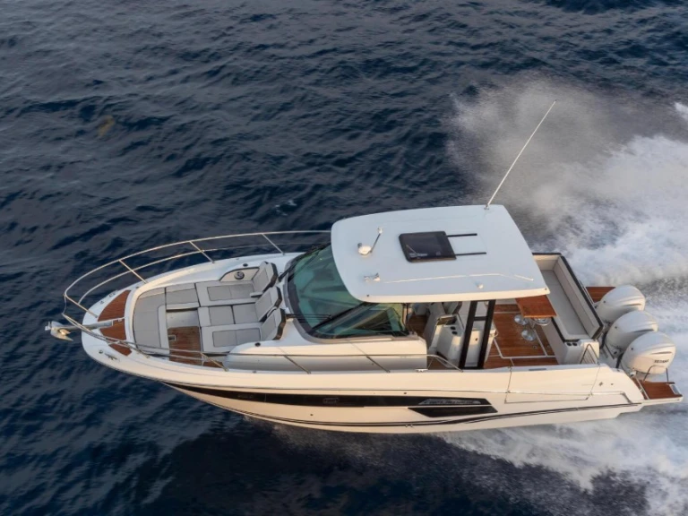 Bareboat Rental Motorboat Bénéteau with a boat licence