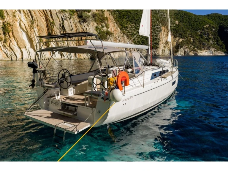Bénéteau Oceanis 37.1 in Lefkáda on SamBoat