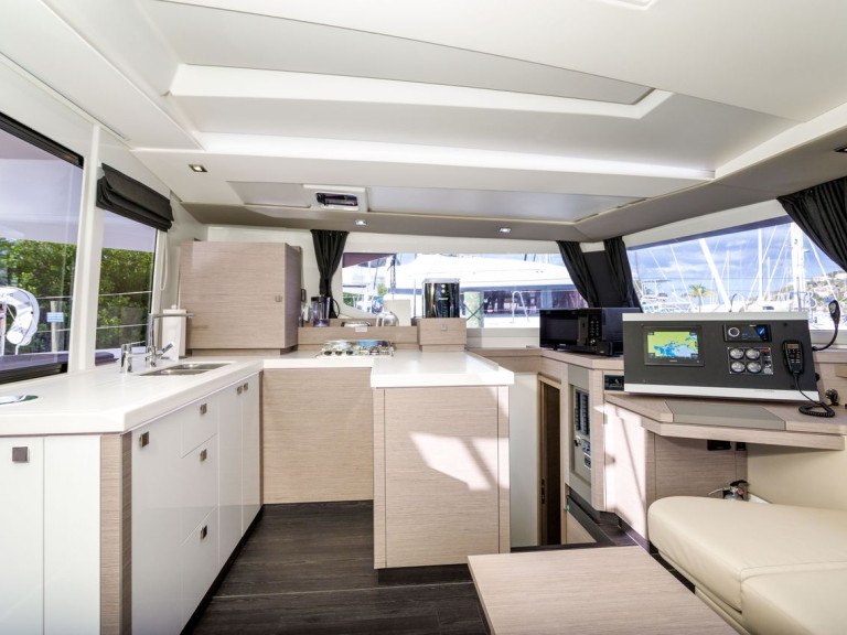 Catamaran rental in Tortola - Fountaine Pajot Astrea 42