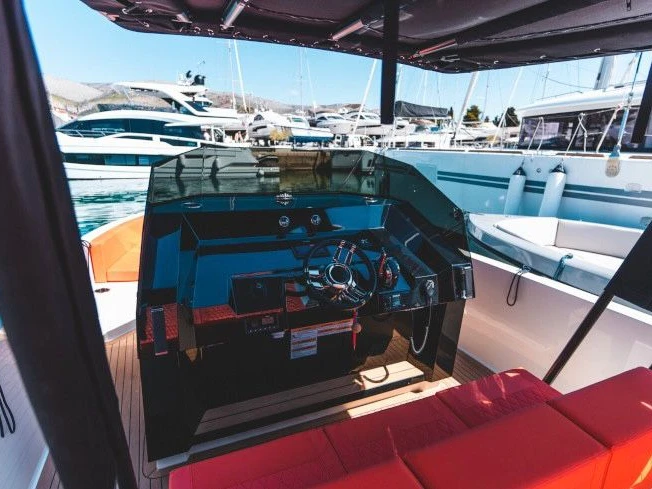 Motorboat rental with or without captain De Antonio Seget Donji