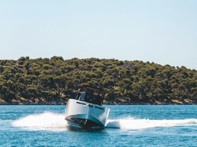 Bareboat Rental Motorboat De Antonio with a boat licence