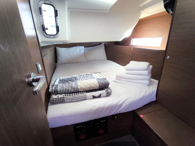 Sailboat for rent Volos at the best price