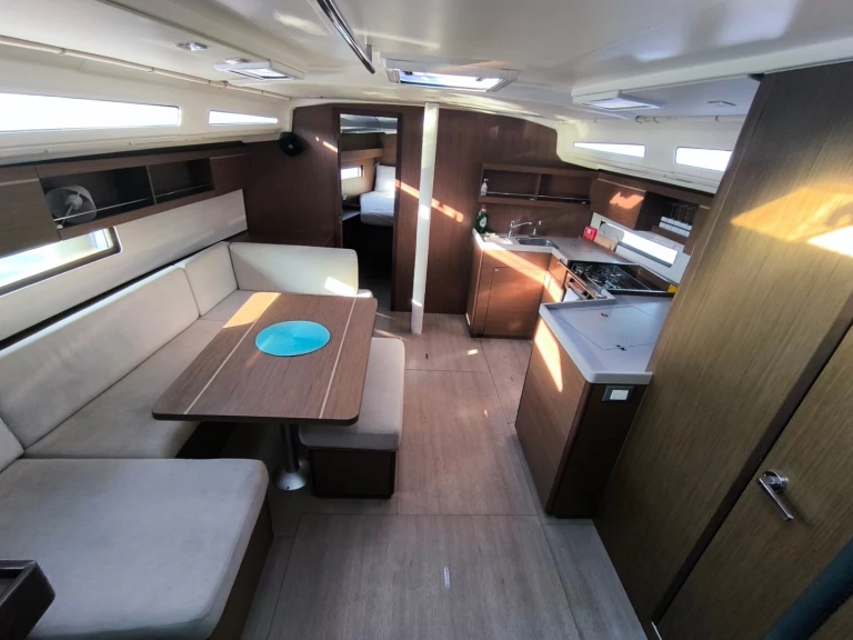 Yacht charter Volos cheap Oceanis 40.1