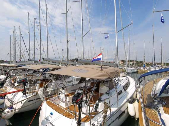 Rent a Bavaria Cruiser 37 Pula