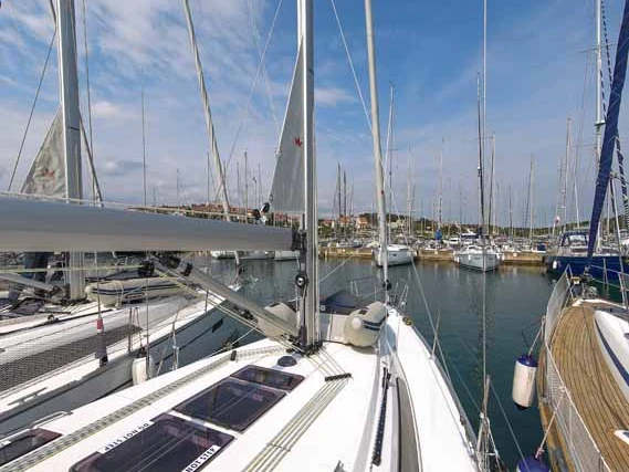 Sailboat rental in Pula - Bavaria Cruiser 37