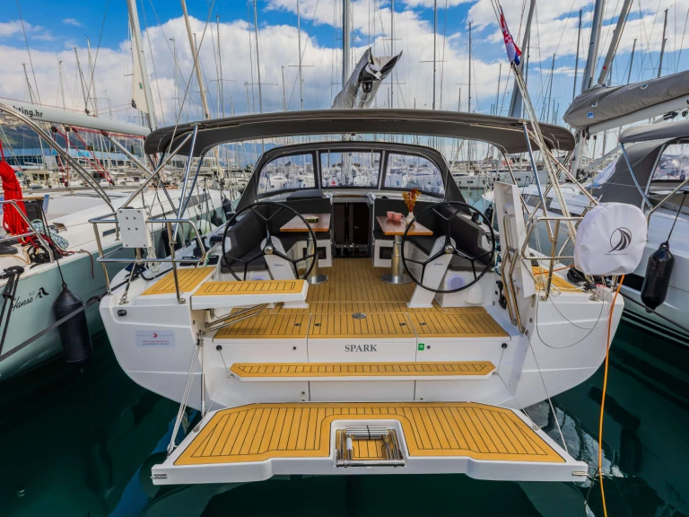 Sailboat for rent Šibenik at the best price