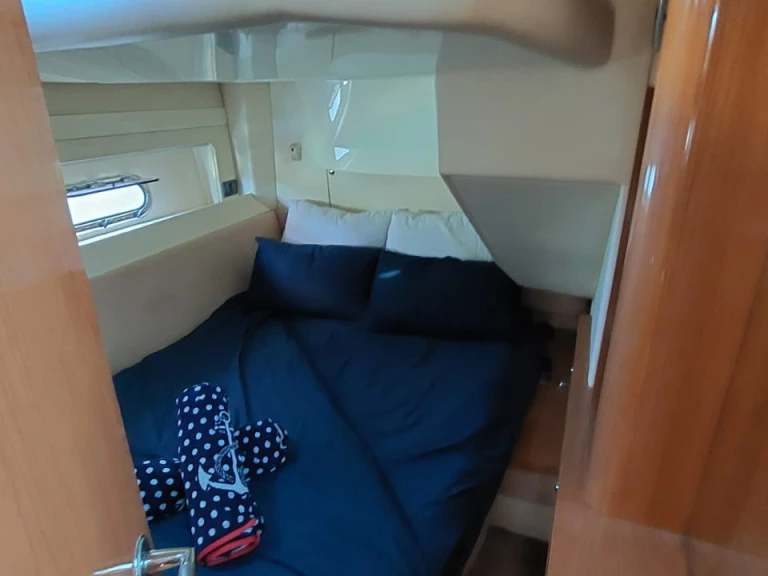 Sunseeker Manhattan 66 in Dubai Marina on SamBoat