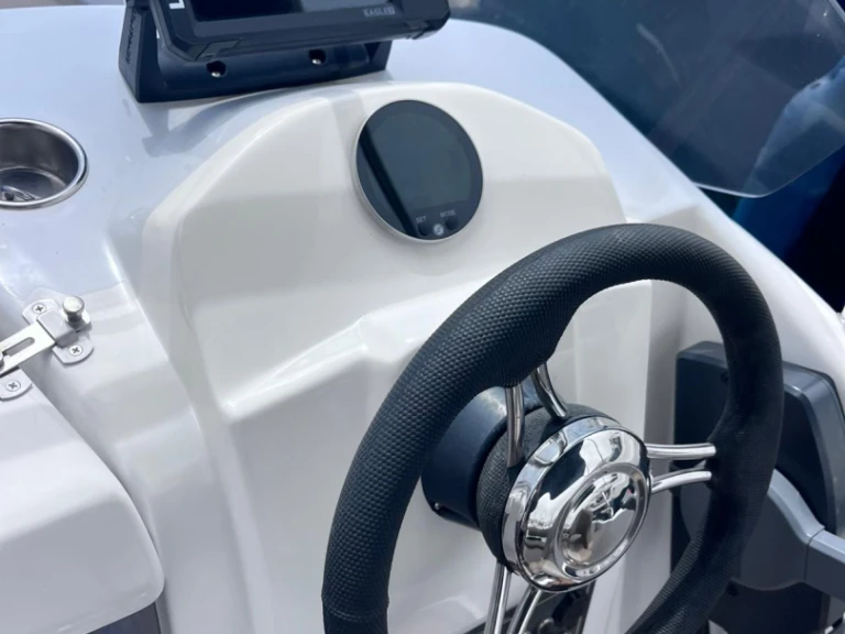 Boat rental trident 530 Sport in Port of Alicante on Samboat