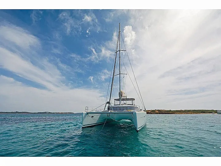 Lagoon Lagoon 500 (6 cab) in Alimos on SamBoat
