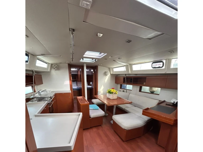 Sailboat rental with or without captain Bénéteau Alimos