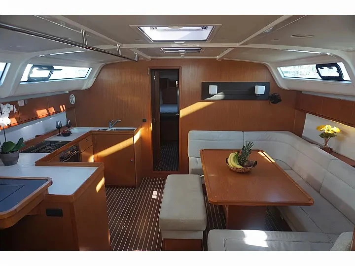 Boat rental Bavaria Bavaria Cruiser 51 (5 cab.) in Alimos on Samboat