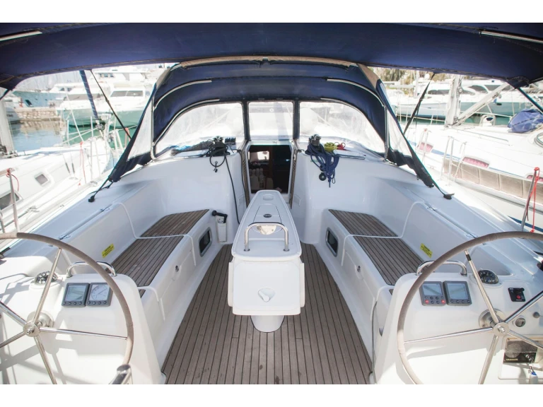 Sailboat rental with or without captain Bénéteau Adámas