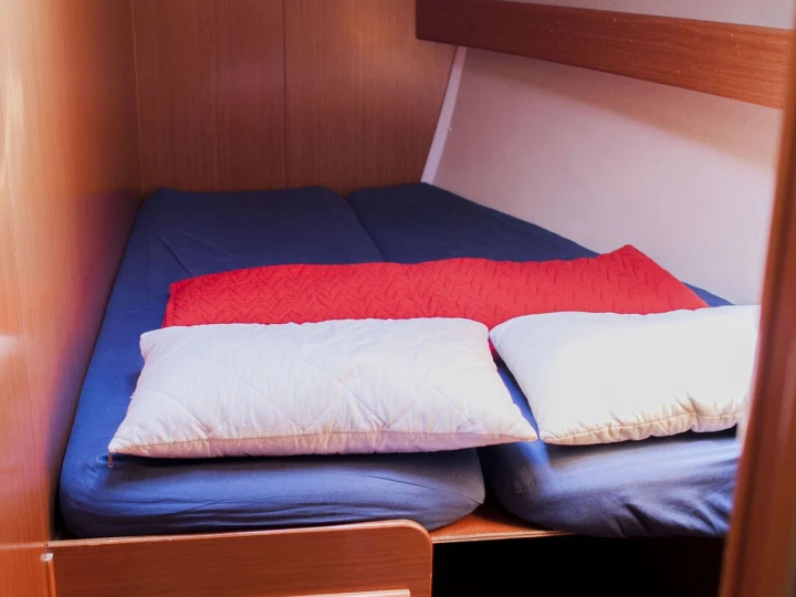 Sailboat for rent Adámas at the best price