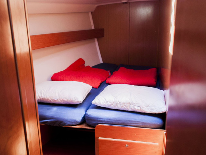 Sailboat for rent Adámas at the best price