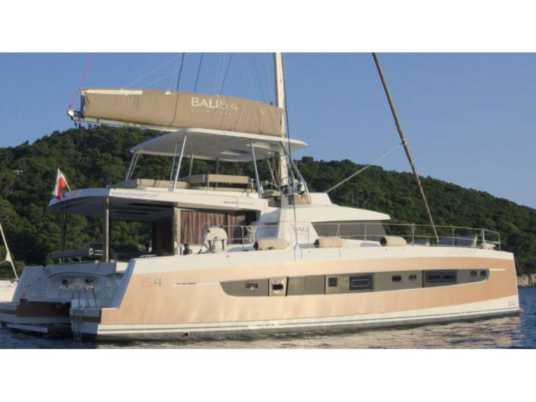 Bareboat Rental Catamaran Bali with a boat licence